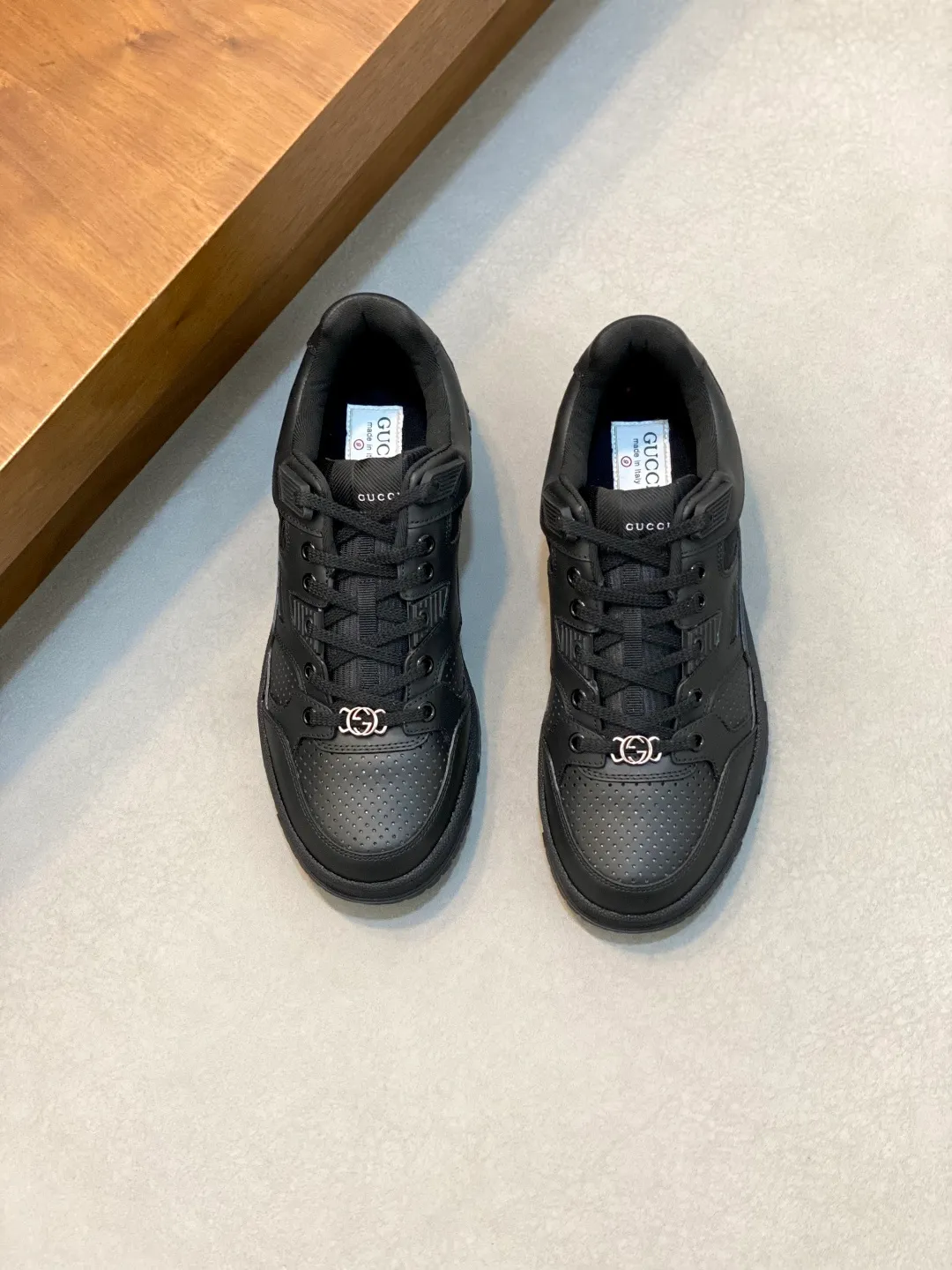 Men's Shoes 💰660 𝐆𝐮𝐜𝐜𝐢 𝐑𝐞-𝐖𝐞𝐛 As the first sneaker created by Sabato De Sarno for Gucci, the Re-Web series reinterprets the brand's classic stripes and sets off the modern silhouette design with bold and unique details. These shoes are crafted from white leather. This new sneaker is ingeniously decorated with many of the brand's classic details, and is equipped with a bright red and green webbing tongue, which will make people fall in love at first sight. White leather treated with a special process for softness and luster, with an embossed grainy texture. Script Gucci logo and interlocking G web label with Interlocking G and script Gucci logo. Rubber outsole with interlocking G detail eyelets. Web tongue. Size: 39-44 (customized for sizes 38 and 45)